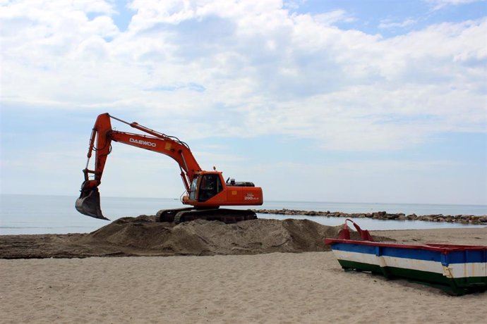 Máquina excavadora mejoras playas estepona playa arena verano