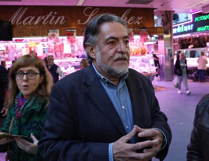 El candidato del PSOE a la Alcaldía de Madrid, Pepu Hernández, visita el Mercado de Maravillas 