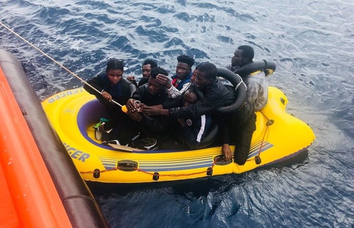 Cádiz.- Sucesos.- Rescatadas 20 personas, la mayoría menores de edad, de dos pateras en aguas del Estrecho
