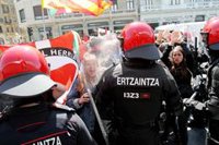 Grupos antifascistas insultan y zarandean a simpatizantes de Vox en San Sebastián