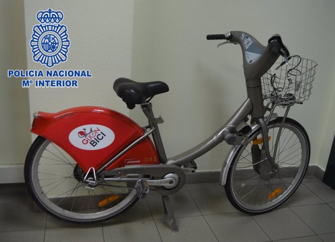 Sucesos.- Detenido un especialista en robar coches que se trasladaba  por Gijón con una bicicleta municipal robada