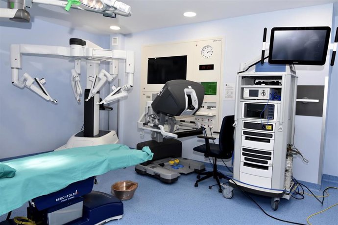 Córdoba.- El Hospital Reina Sofía incorpora el último modelo del robot quirúrgico Da Vinci