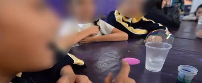 Los niños de una escuela mexicana juegan a "drogarse" delante de la docente sin que ella les corrija