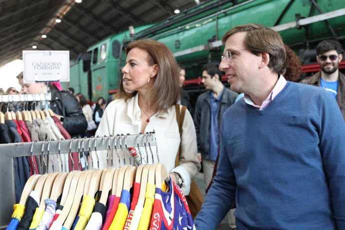 El portavoz del PP en el Ayuntamiento de Madrid y candidato a la Alcaldía, José Luis Martínez Almeida, visita el Mercado de Motores en el Museo del Ferrocarril en Madrid.