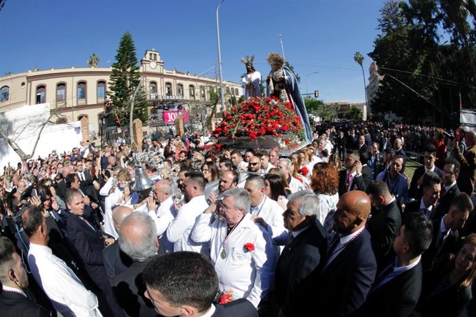 Málaga.- S.Santa.- Miles de personas demuestran su devoción al Cautivo y la Trinidad durante el traslado de las imágenes