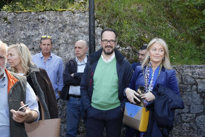 El candidato de Vox a la presidencia del Gobierno de España, Santiago Abascal, realiza una ofrenda floral a La Santina, en la Ermita de la Virgen de Covadonga 