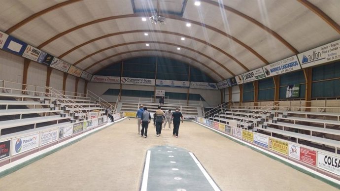 Camargo.- Ayuntamiento mejora la bolera de Cros y las instalaciones de remo de Punta parayas