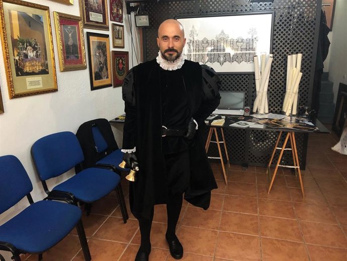 Almería.- S.Santa.- La Hermandad de la Caridad presenta el traje de muñidor diseñado por Victorio y Lucchino