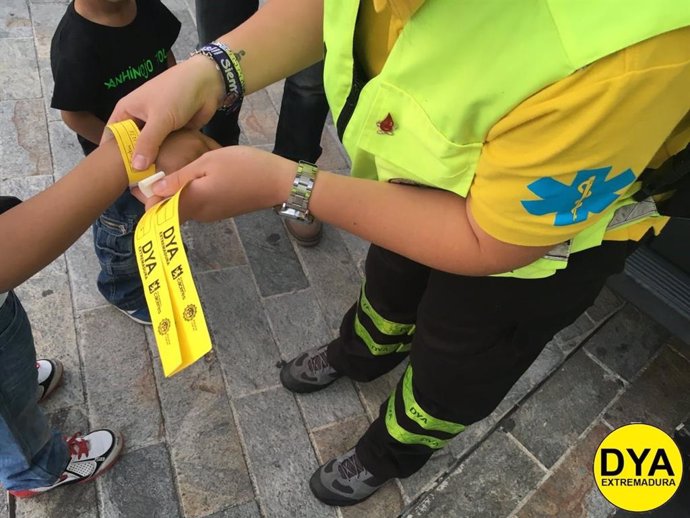 S.Santa.- DYA Extremadura ofrecerá cobertura sanitaria en Cáceres, donde distribuirá pulseras identificativas para niños