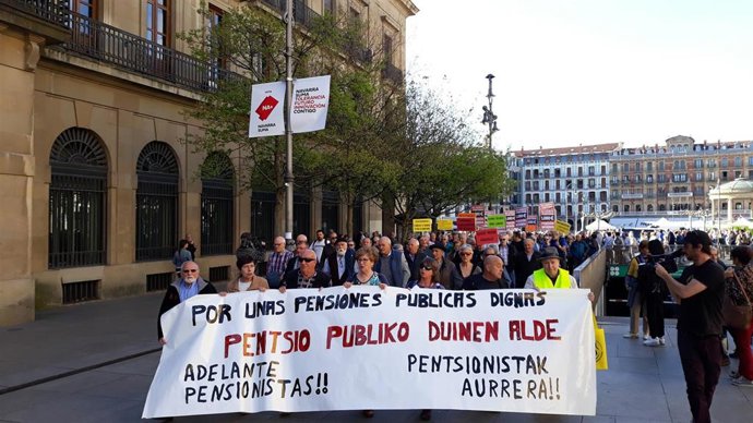 Una manifestación reclama en Pamplona unas "pensiones dignas" que se "garanticen por ley"