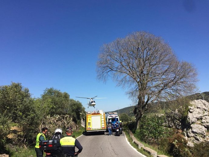 Cádiz.- Sucesos.- Al hospital en helicóptero una mujer tras un accidente de moto y caer a un riachuelo en Ubrique