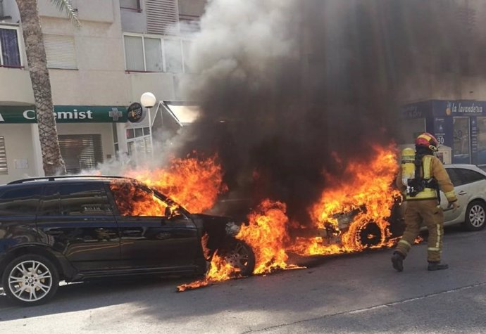 Alicante.- Sucesos.- Un coche arde cuando iba en marcha con una familia dentro y el fuego se extiende a otro vehículo
