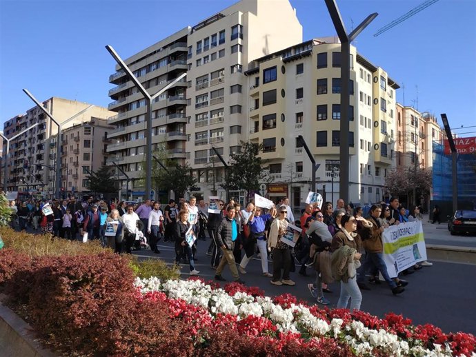 Alrededor de cien personas participan en la concentración 'Dejad a los niños en paz'