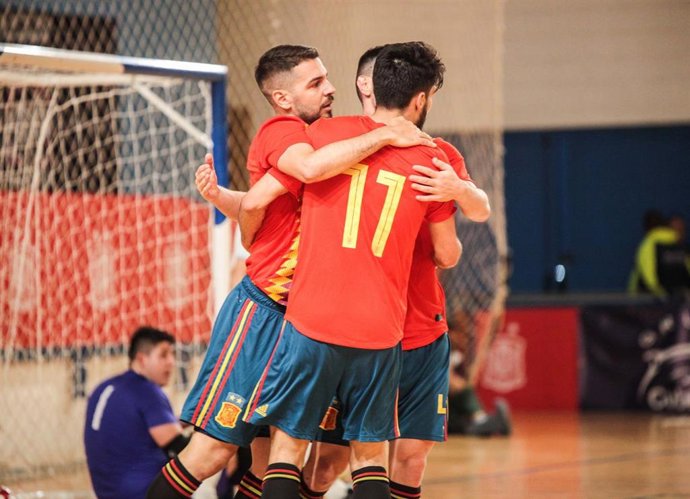 Varios jugadores de la selección española de fútbol sala celebran un gol.