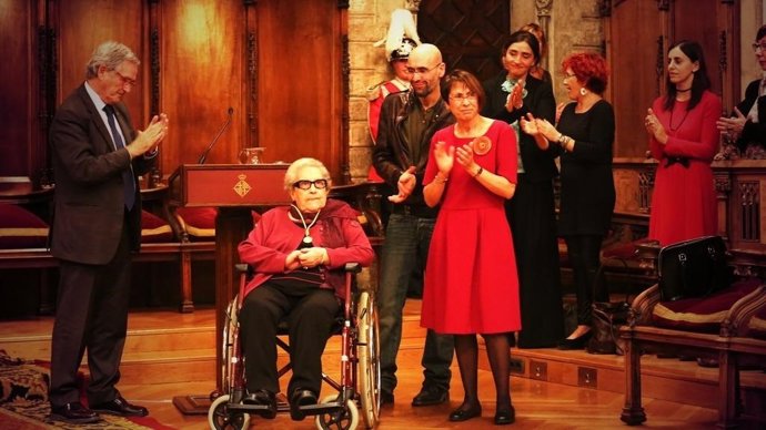 El alcalde de Barcelona, Xavier Trias, y la superviviente Neus Catal