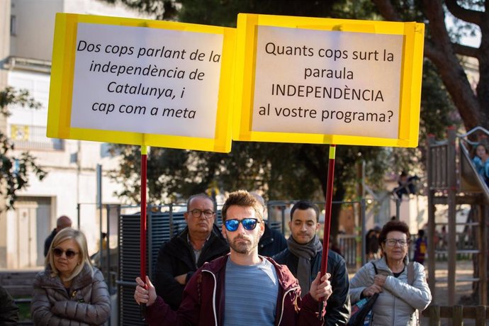 28A.- Un Grupo De CDR Va A Un Mitin De ERC A Criticar La Estrategia De Los Partidos Independentistas