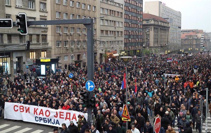 Serbia.- Miles de personas se manifiestan un sábado más en Belgrado contra el presidente Vucic