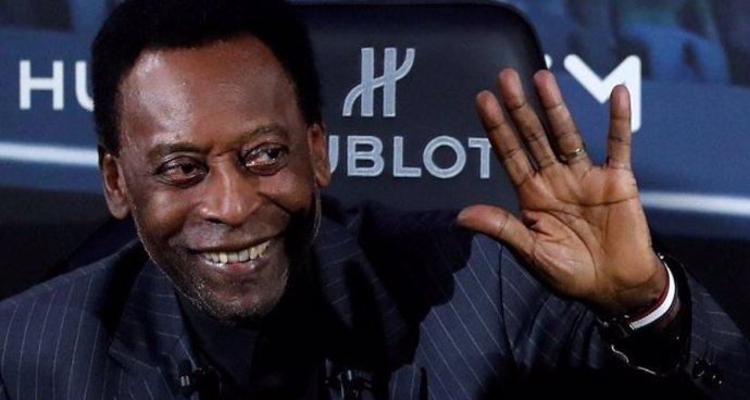 Pelé es operado con éxito de un cálculo renal en Brasil