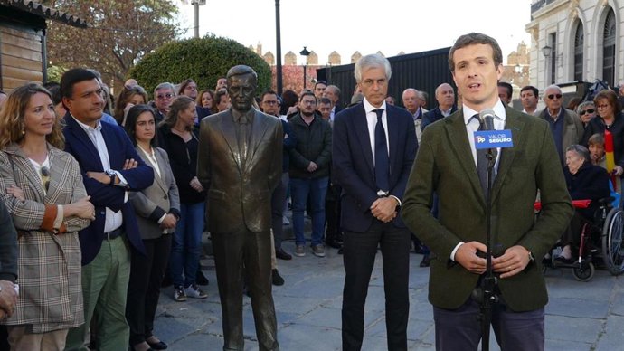 Pablo Casado participa como penitente en la procesión de los Estudiantes de Ávila