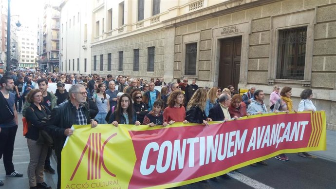 Una marcha del 25 de abril adelantada llama al voto para "profundizar el cambio y avanzar en favor de la lengua"