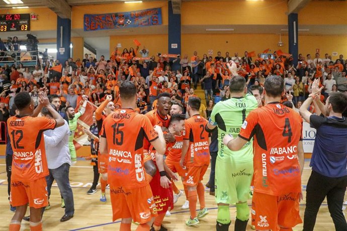 Varios jugadores del CD Burela celebran el ascenso a Primera División.