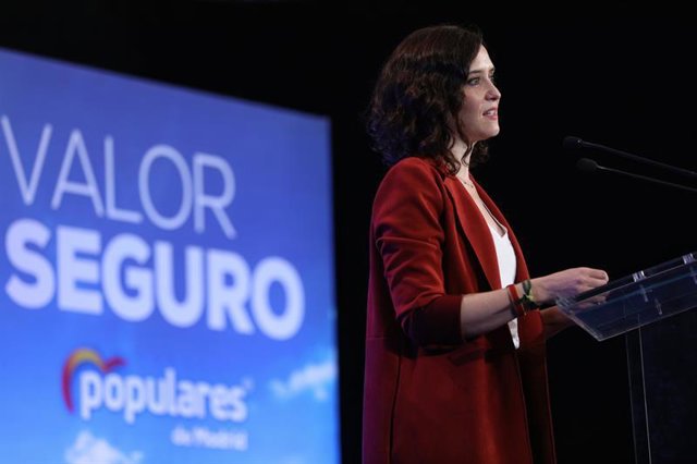 Representantes del PP de Madrid inauguran las  'caravanas populares', los autobuses de campaña del Partido Popular, frente al Wizink Center