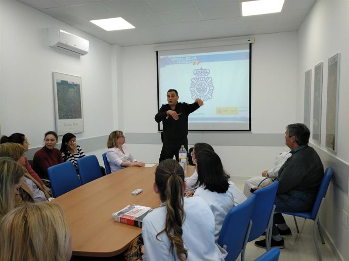 Málaga.- El interlocutor policial sanitario asesora a profesionales de la salud para actuar ante agresiones o amenazas