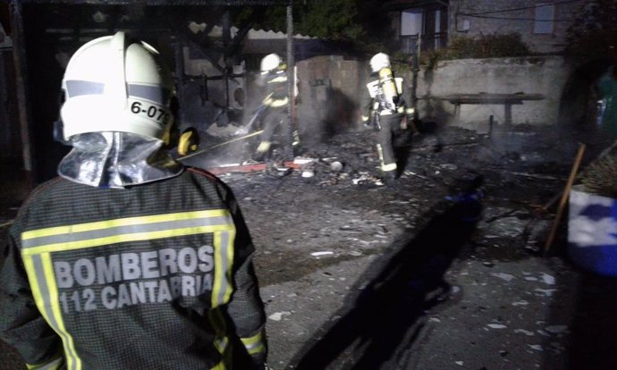 Extinguido sin heridos un incendio en cámping de Valdáliga al quemarse una construcción cercana a un depósito de gas