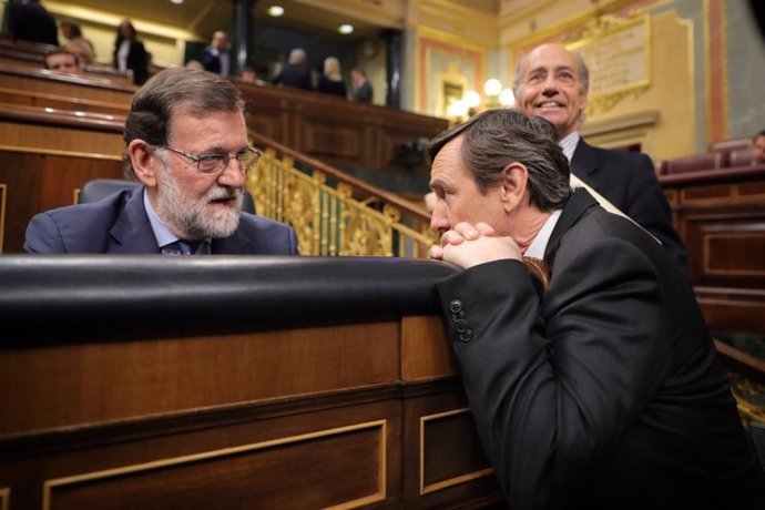 Rajoy conversa con Rafael Hernando en el escaño