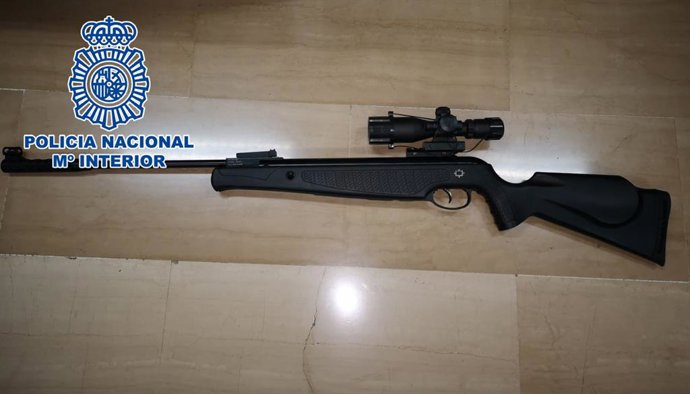 Detenido un hombre por disparar a cinco vecinos desde su balcón con un rifle de 