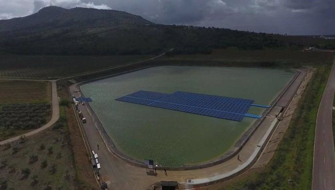 Instalan placas fotovoltaicas en una balsa de riego en Arroyo de San serván para ahorrar costes en el bombeo de agua
