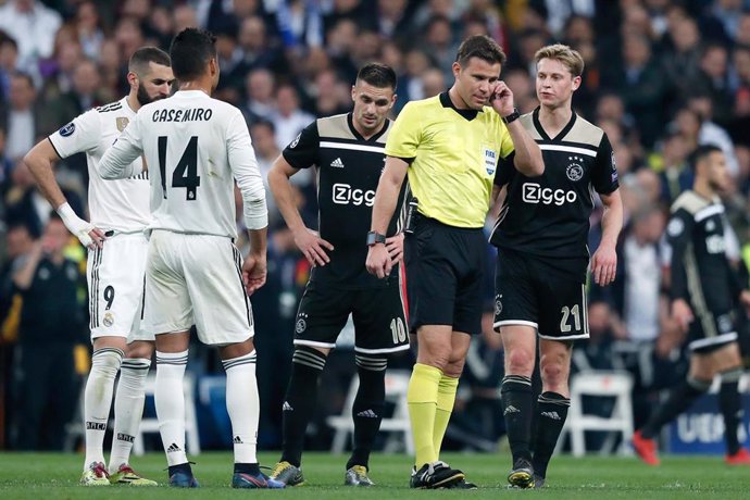 Fútbol/Liga Campeones.- La UEFA explica que "no hubo evidencia concluyente" de que el balón saliera en el gol del Ajax