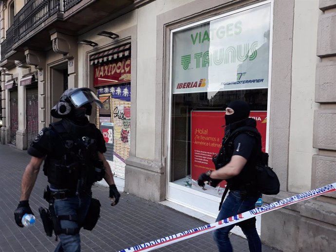 AMP.- Els Mossos redueixen a l'home que portava 18 hores atrinxerat en un pis de Barcelona