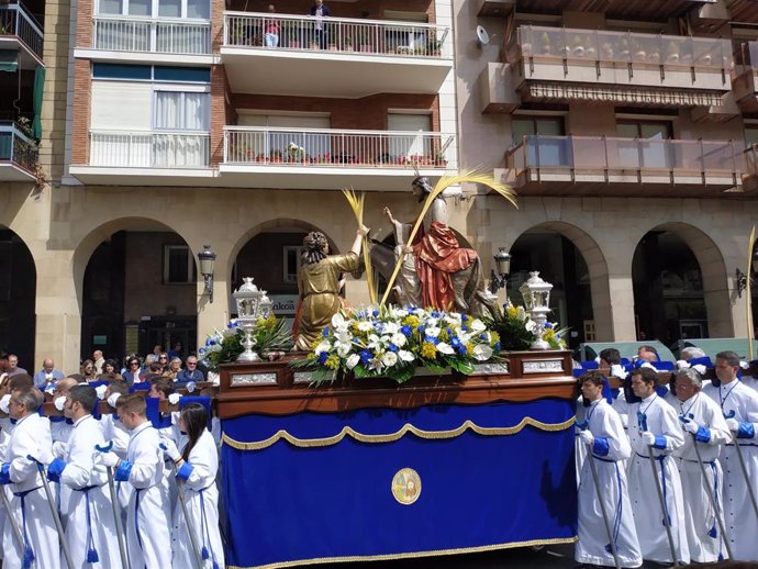 Semana Santa.- Cientos de riojanos arropan a 'La Borriquilla' en un domingo soleado y con los niños como protagonistas