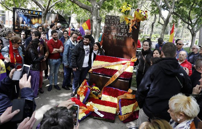 El barri de Nou Barris de Barcelona celebra la Primavera Republicana amb una ofrena floral