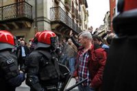 La Ertzaintza carga en Rentería contra los que protestaban en el acto de Cs para permitir el desalojo del mitin