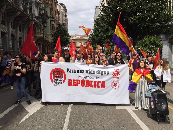 Una manifestación cruza el centro de Oviedo reclamando una tercera república