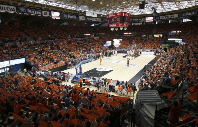Gradas llenas de aficionados en el Pabellón Fuente de San Luis.