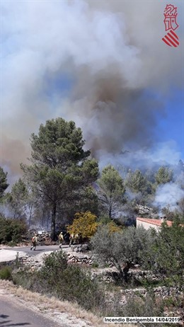 Alicante.- Medios aéreos y terrestres trabajan en la extinción de un incendio en Castell de Castells