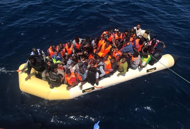 Rescatadas 42 personas, de ellas ocho menores, de una patera que quedó parada y sin combustible en el Estrecho