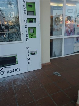 Successos.- Trenquen els cristalls de la mquina expenedora de la farmcia de Bauzá