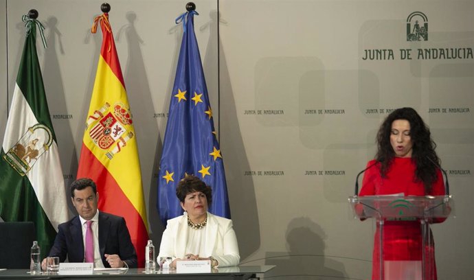 El presidente de la Junta de Andalucía, Juanma Moreno, preside la entrega de los premios Meridiana 2019