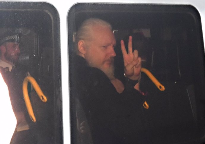 Pamela Anderson defiende a Assange tras su detención y llama "diablos y mentirosos" a Ecuador, Reino Unido y Trump