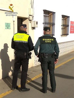 Agentes de la Policía Local y Guardia Civil en San Juan del Puerto.