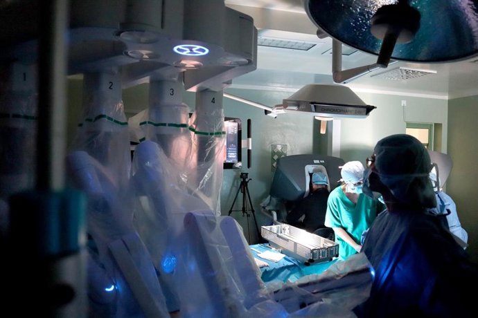 La Candelaria pone en marcha un programa de cirugía robótica que permite una recuperación más rápida