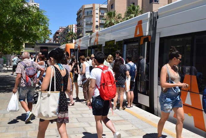 Estudiantes que acuden a las paellas universitarias.