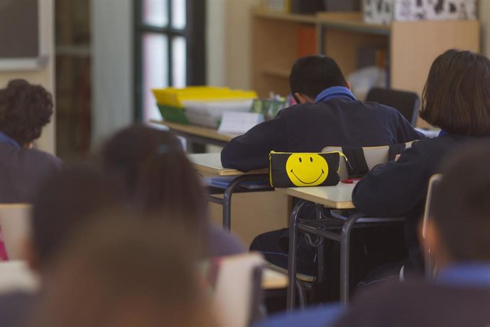 Colegio, escuela, aula, primaria, clase, niño, niña, niños, estudiando