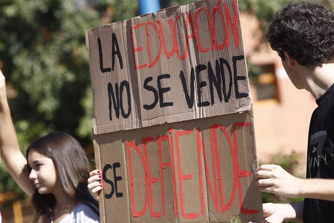 Estudiantes de la Universidad Rey Juan Carlos de Madrid (URJC) convocan una huelga para reclamar la dimisión del rector, Javier Ramos