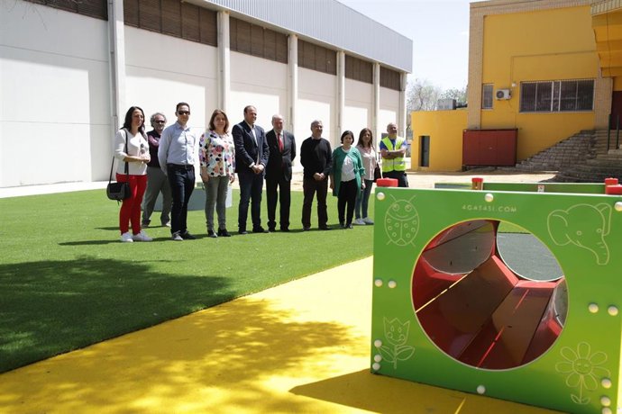 Sevilla.- El alcalde de El Ronquillo y Villalobos supervisan las mejoras del parque de turismo y aventura del municipio