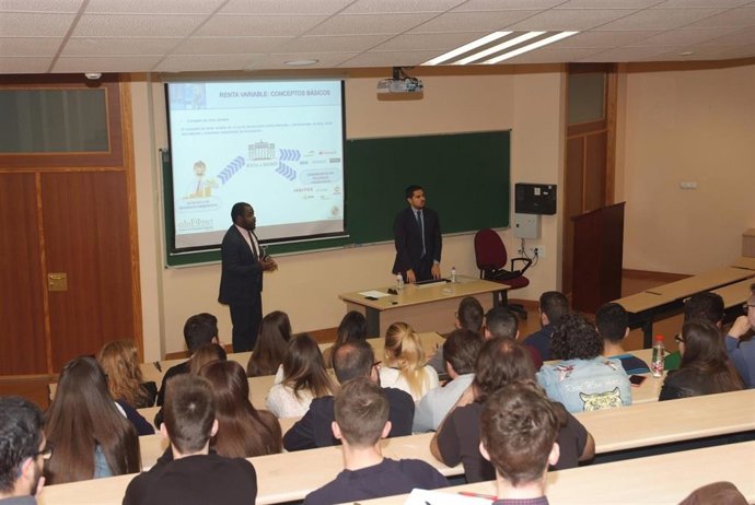 Jaén.- Unicaja.- Estudiantes de la UJA conocen el funcionamiento de la bolsa de la mano de Unicaja